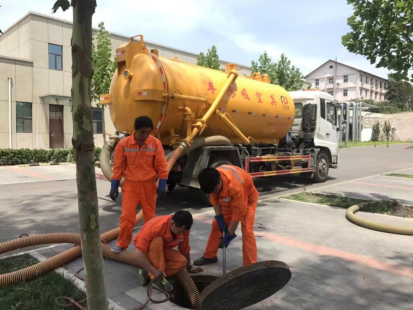 安居管道疏通车停在窨井附近