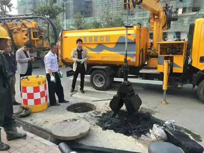 安居街道：网格员化身“清道夫”，为民解忧疏通“堵心”化粪池