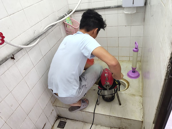 安居肥皂掉到马桶里把马桶堵住了怎么办？马桶堵住了怎么办