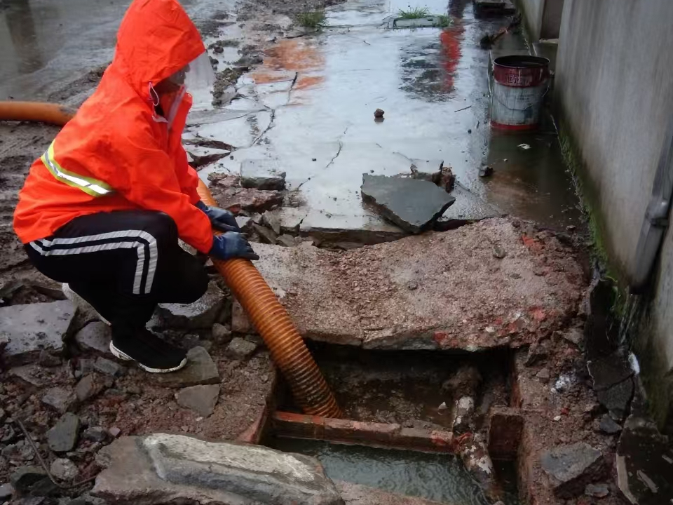 安居专业清理污水池 炜誉市政以规范流程守护城市 “肠道”