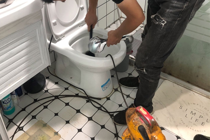 安居马桶堵塞自己疏通还是找师傅？专业上门服务让你省时更省心